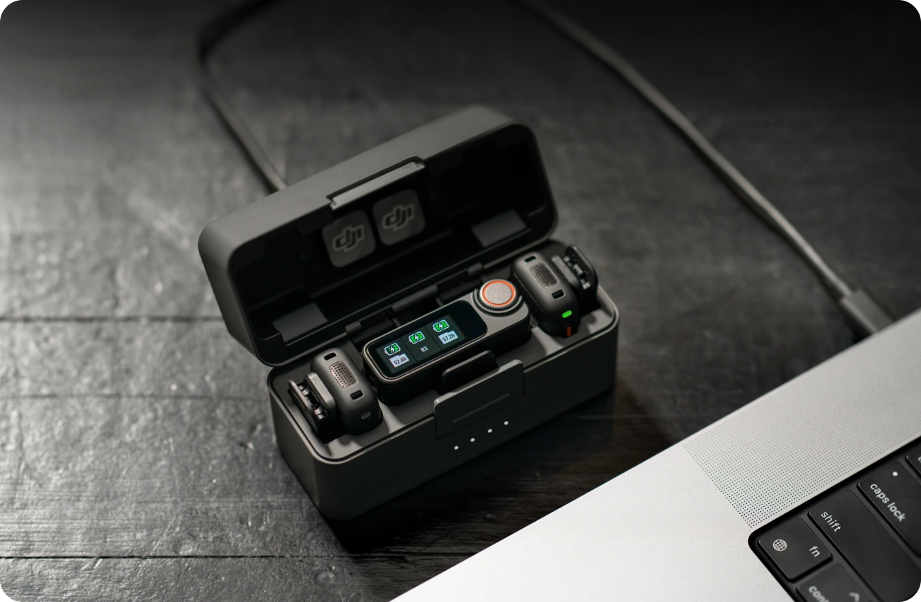Micrófono mini inalámbrico con un diseño compacto y portátil que ofrece rendimiento estable.